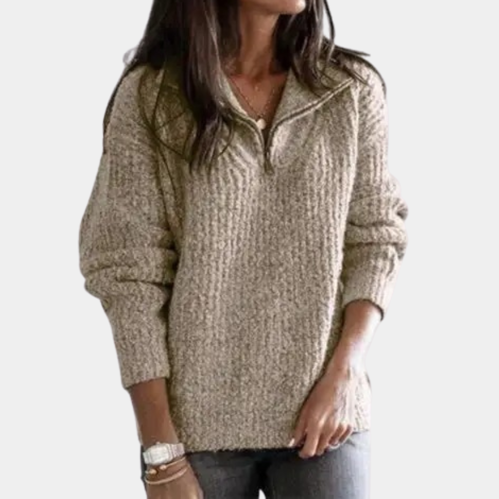 Vrouw draagt beige trui met halve rits, chique en comfortabel ontwerp, ideaal voor damesmode. Perfect voor casual en stijlvolle outfits.