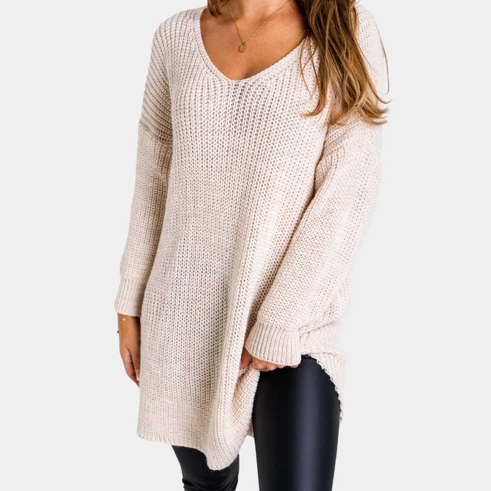 Vrouw in beige gebreide trui, lange mouwen, casual stijl, rugaanzicht. Perfect voor herfstmode, comfortabele dameskleding, trendy outfit.
